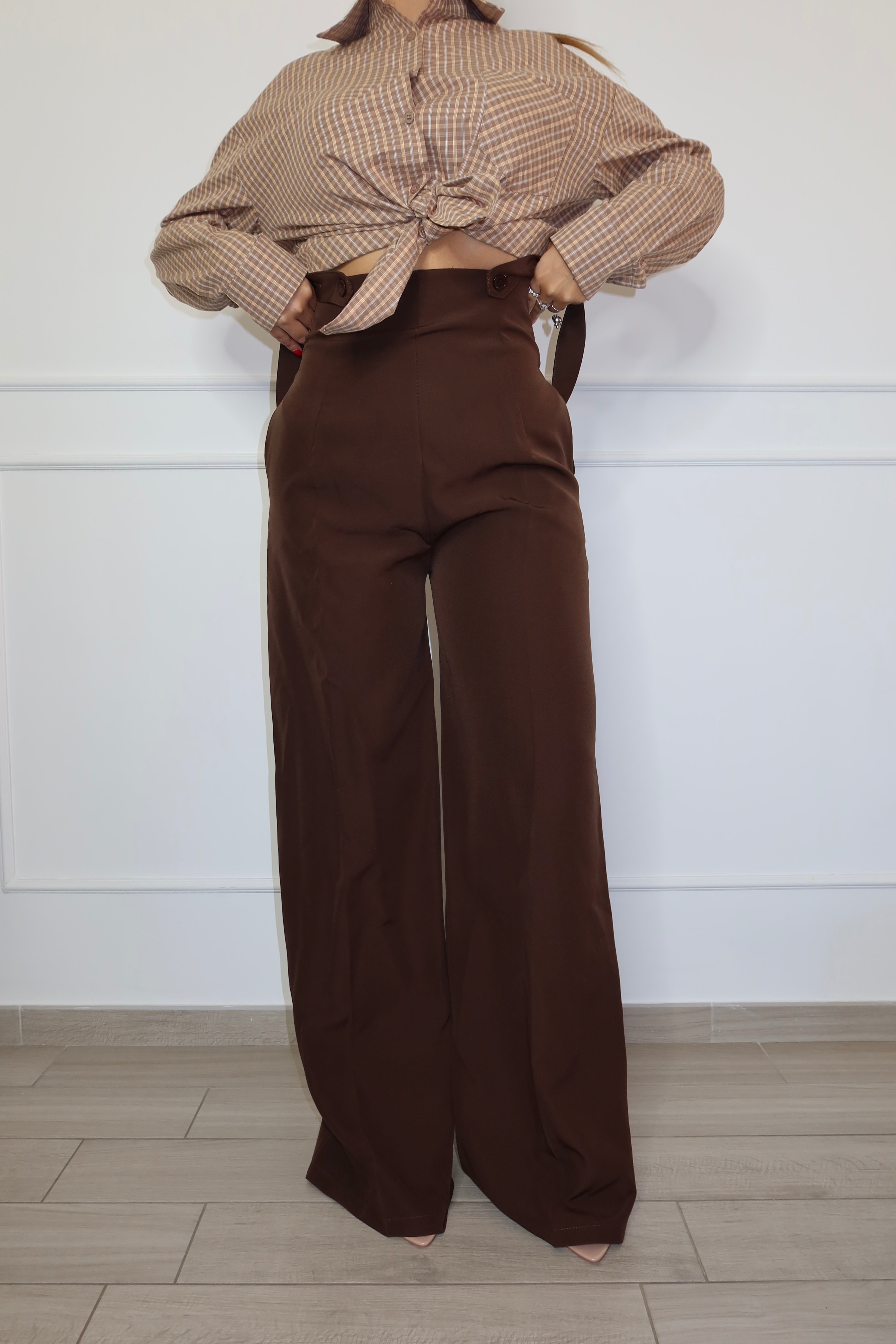 Pantalone con bretelle